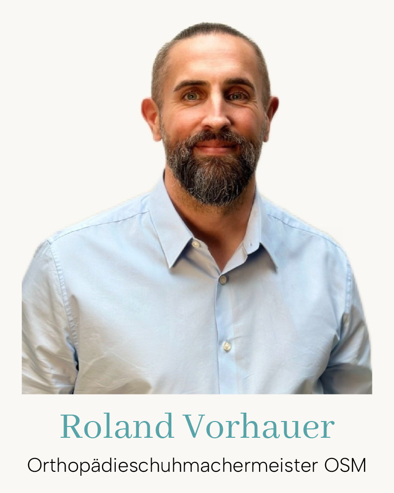 Porträt eines Orthopädieschuhmachermeisters (OSM) im hellblauen Hemd, Experte für orthopädische Schuhe und Einlagen.