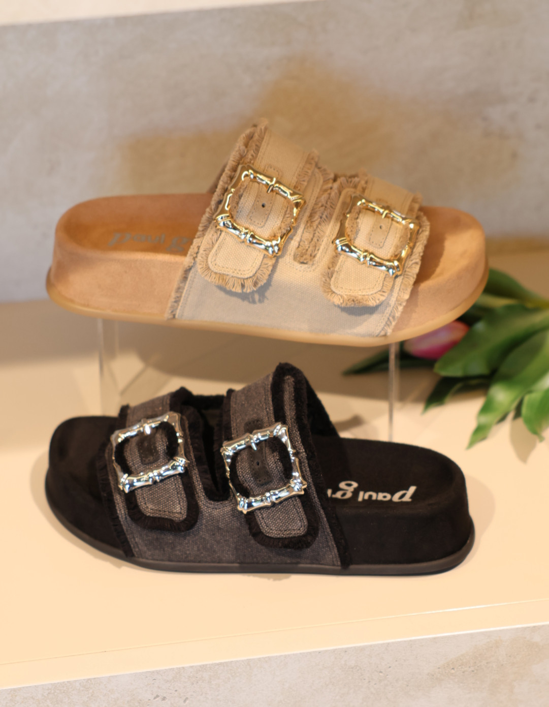 Damen-Pantoletten mit Doppelschnalle in Beige und Schwarz, gefranster Rand, metallische Schnallen – sommerliche Slides.