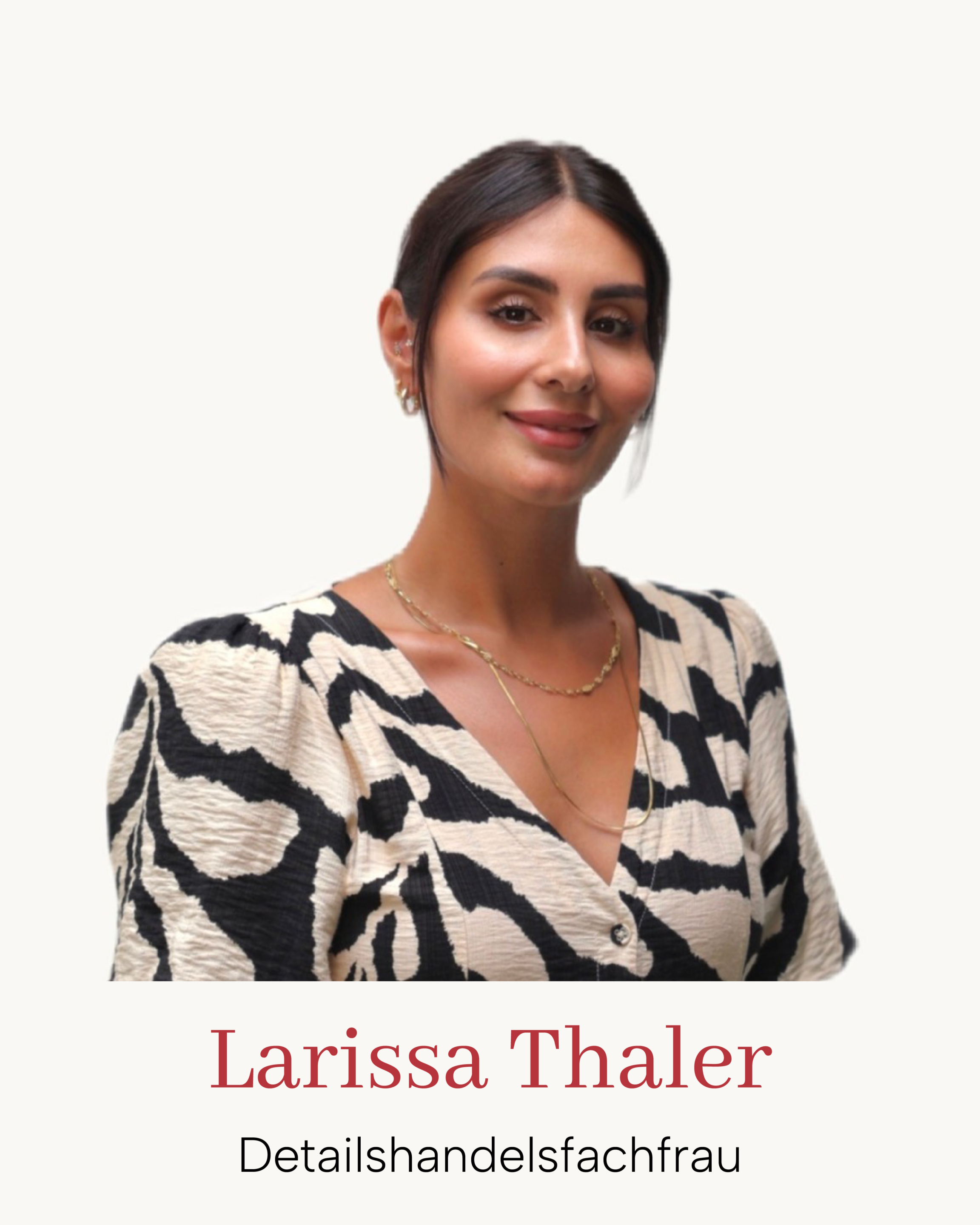 Porträt mit Text: Larissa Thaler – Detailshandelsfachfrau, freundliches Teammitglied im Einzelhandel